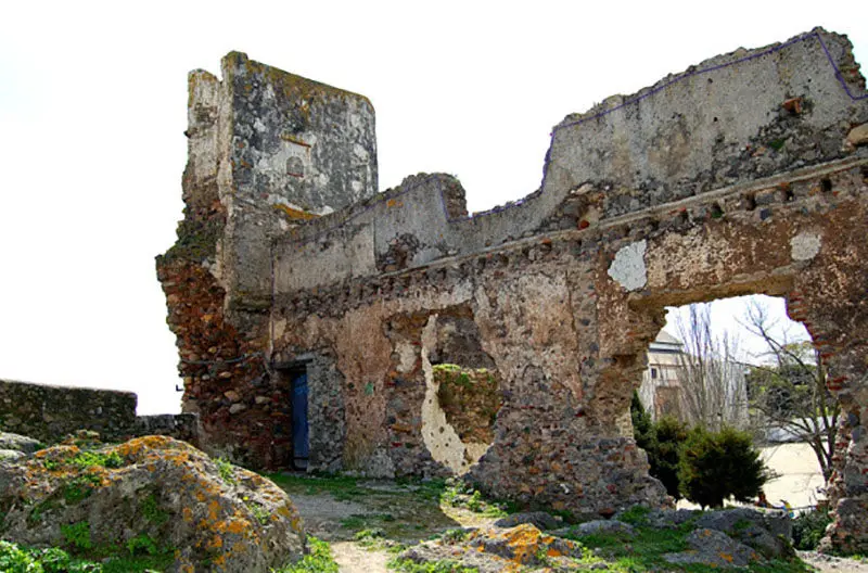 Ruinas del castillo y fortaleza 